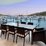 Pavillion 3 Absolute Waterfront 4 Bedroom 2 Lounge Room And Golf Buggy