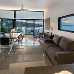Waves 3 Luxury 3 Bedroom Endless Ocean Views Central Location + Buggy