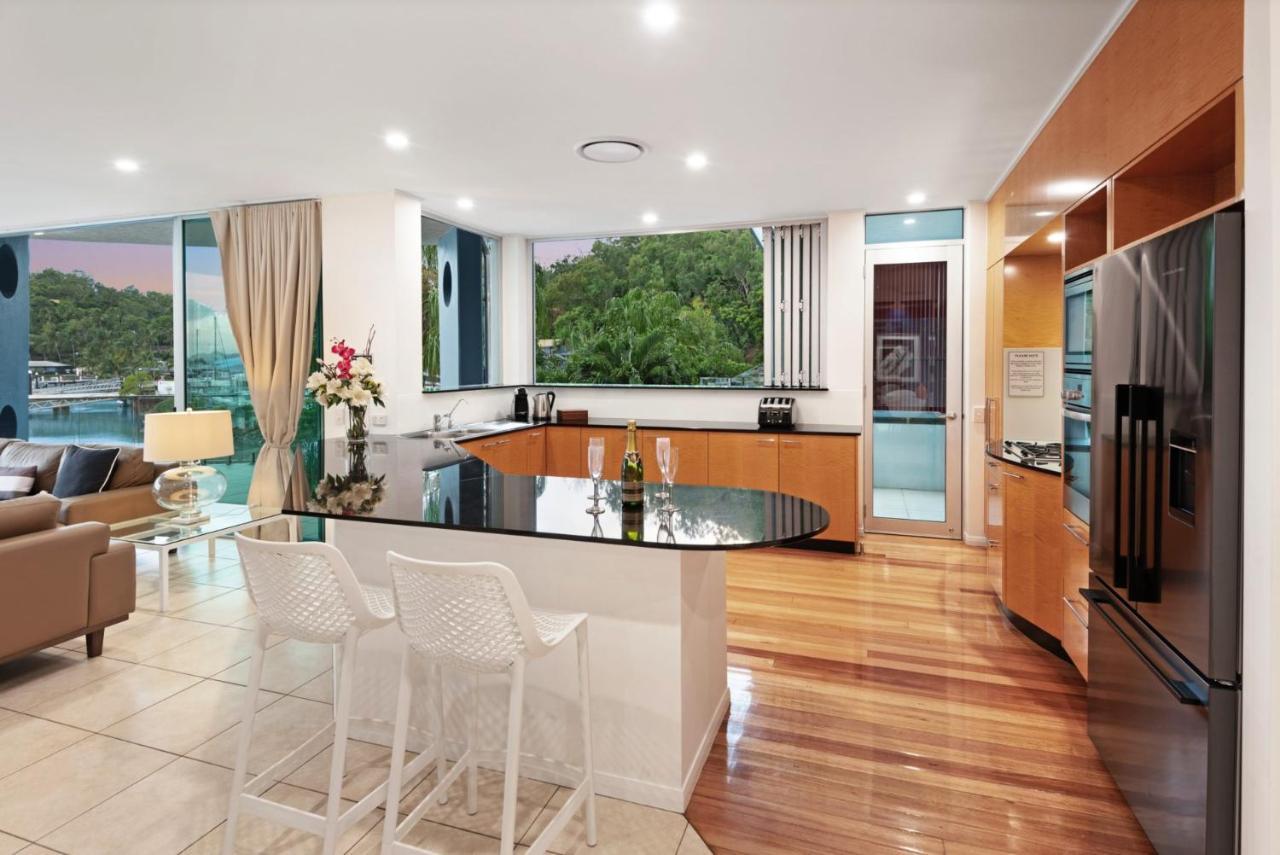 Pavillion 3 Absolute Waterfront 4 Bedroom 2 Lounge And Golf Buggy Hamilton Island
