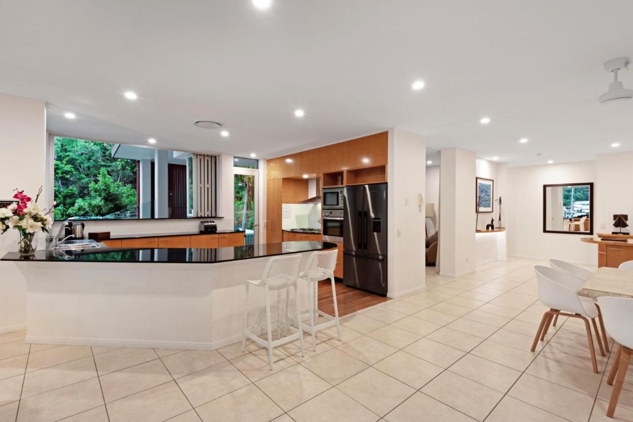 Pavillion 3 Absolute Waterfront 4 Bedroom 2 Lounge And Golf Buggy *