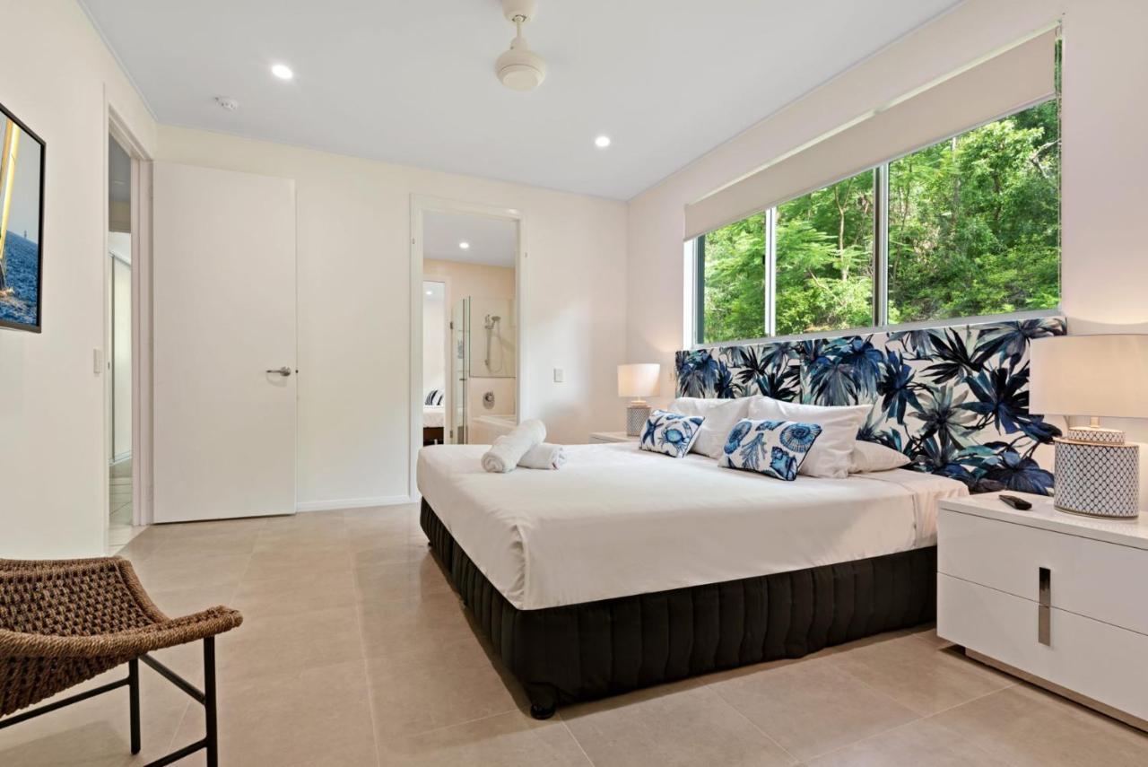 Pavillion 3 Absolute Waterfront 4 Bedroom 2 Lounge And Golf Buggy Hamilton Island