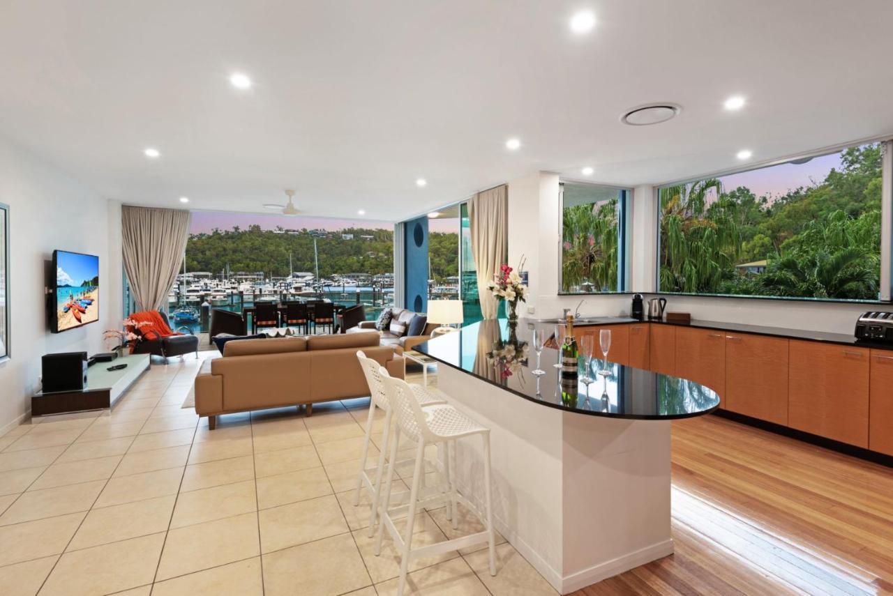 Pavillion 3 Absolute Waterfront 4 Bedroom 2 Lounge And Golf Buggy
