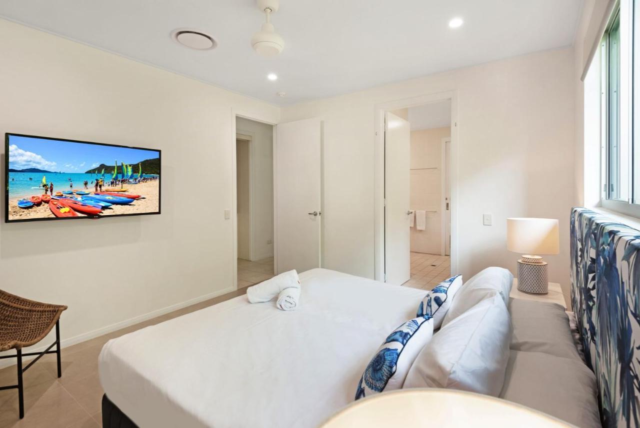 Pavillion 3 Absolute Waterfront 4 Bedroom 2 Lounge And Golf Buggy Hamilton Island