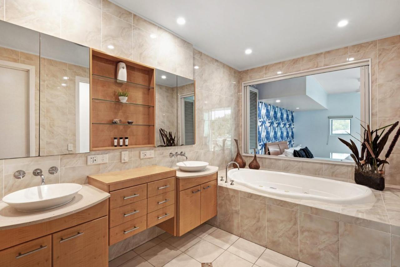 Pavillion 3 Absolute Waterfront 4 Bedroom 2 Lounge And Golf Buggy Apartment Hamilton Island