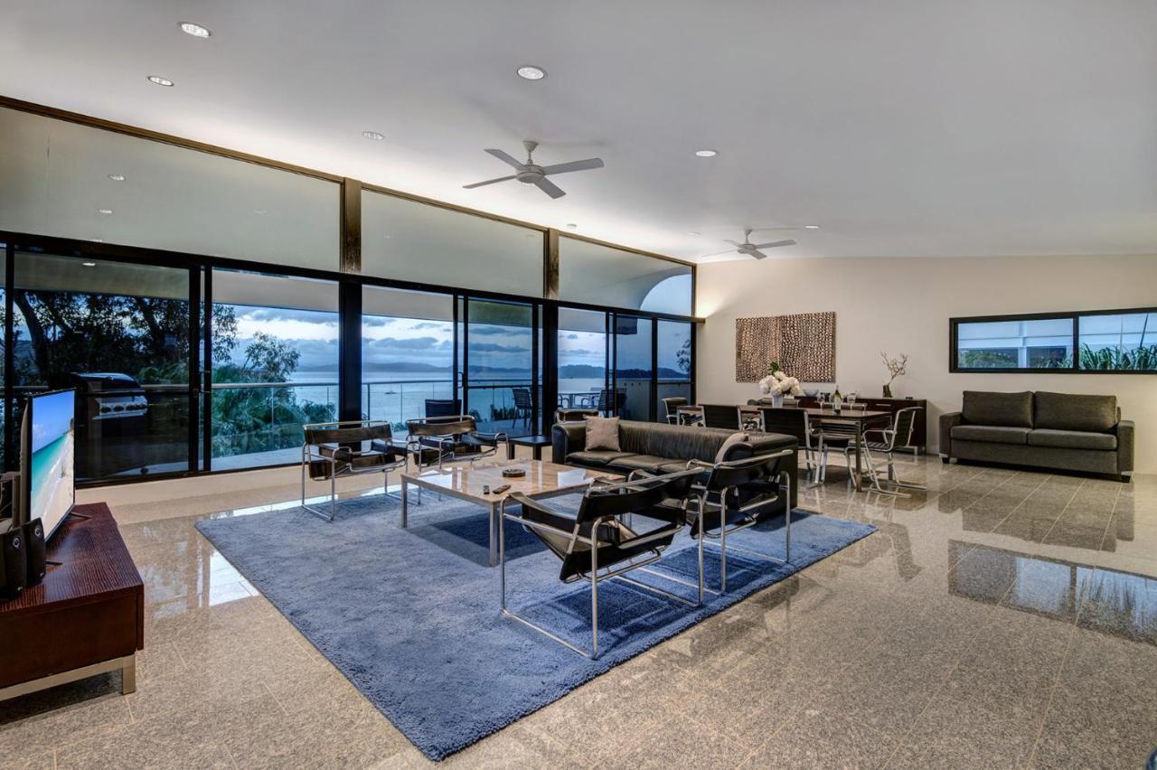Waves 3 Luxury 3 Bedroom Endless Ocean Views Central Location + Buggy Holiday home Hamilton Island