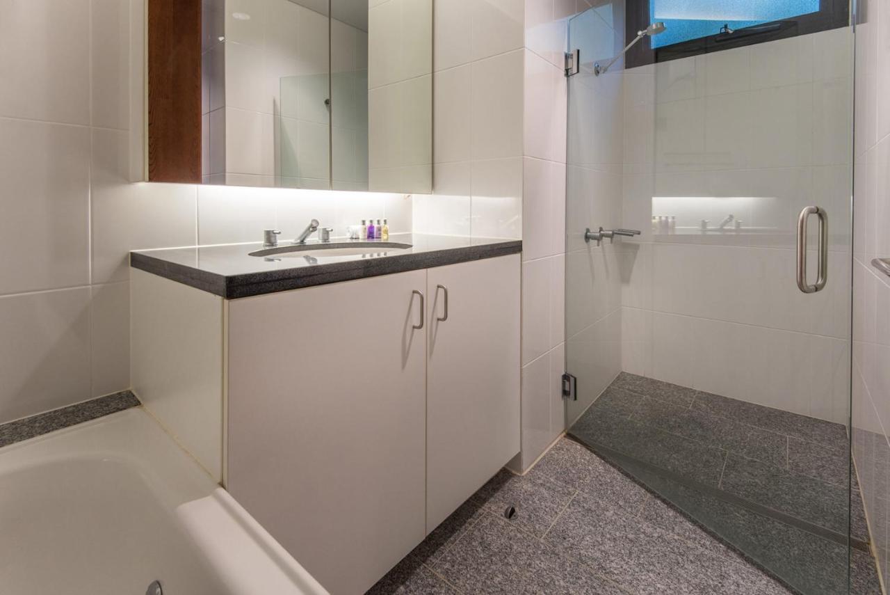 Waves 3 Luxury 3 Bedroom Endless Ocean Views Central Location + Buggy Hamilton Island