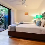 Shorelines 31 Renovated Upmarket Two Bedroom Apartment With Ocean Views And Buggy