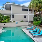 Waves 6 On Hamilton Island By Hiha