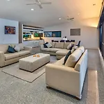 Waves 5 Luxury 3 Bedroom Breathtaking Ocean Views Central Location