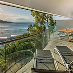 Waves 5 Luxury 3 Bedroom Breathtaking Ocean Views Central Location