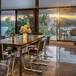 Waves 3 Luxury 3 Bedroom Endless Ocean Views Central Location + Buggy