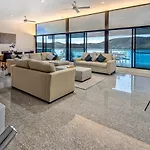 Waves 5 Luxury 3 Bedroom Breathtaking Ocean Views Central Location
