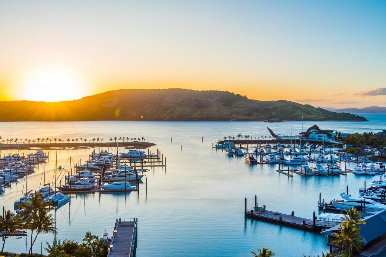 Yacht Harbour Tower 5 - Oceanviews, Buggy And Private Lift Access And Valet Service Apartment Hamilton Island