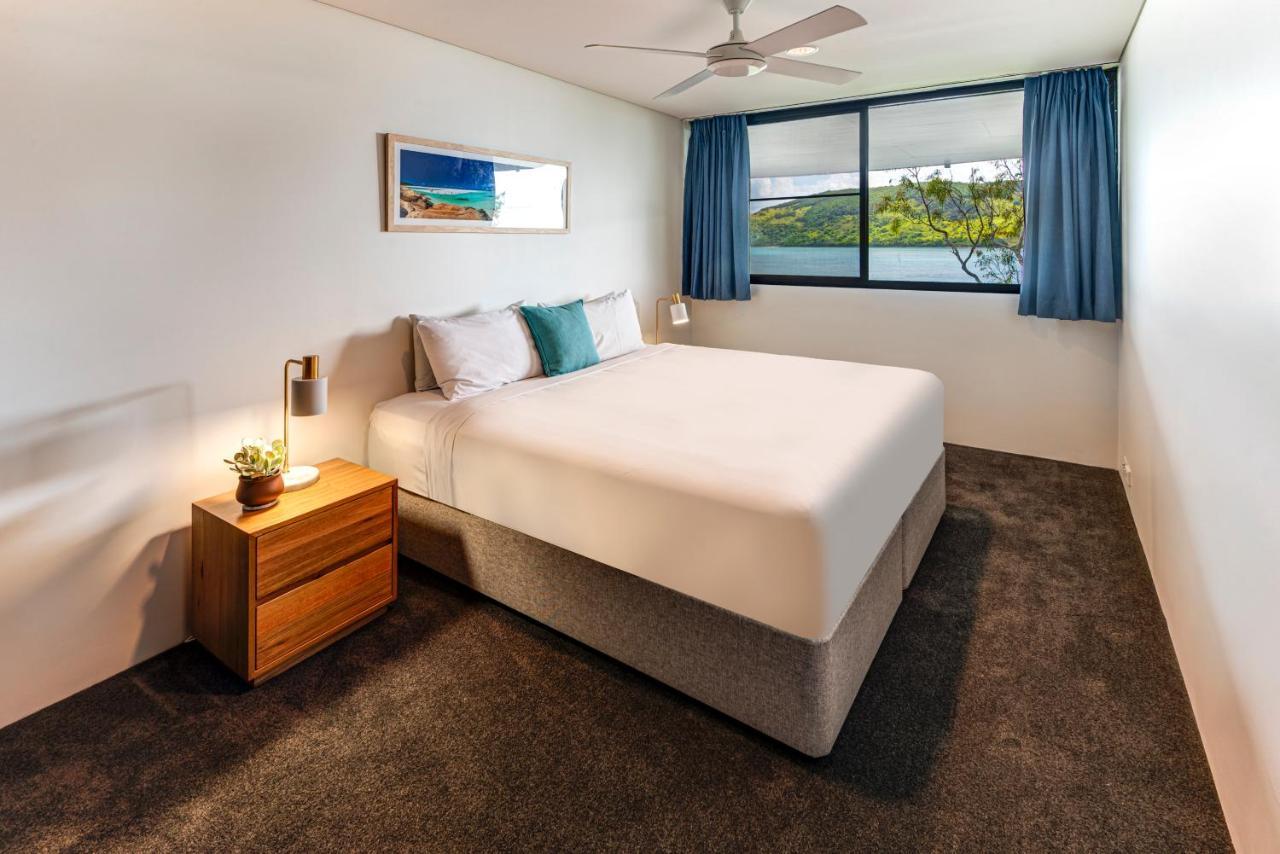 Waves 6 On By Hiha * Hamilton Island