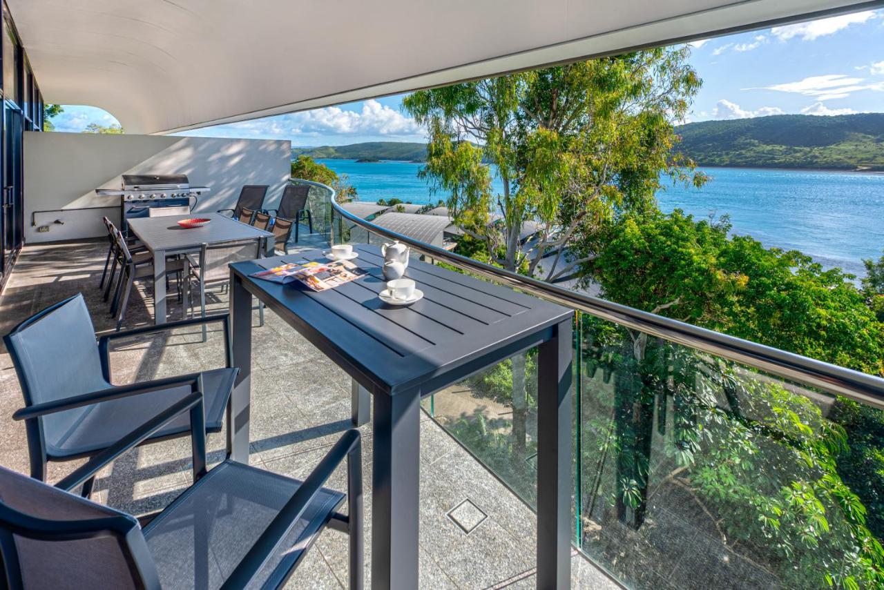 Waves 6 On By Hiha * Hamilton Island