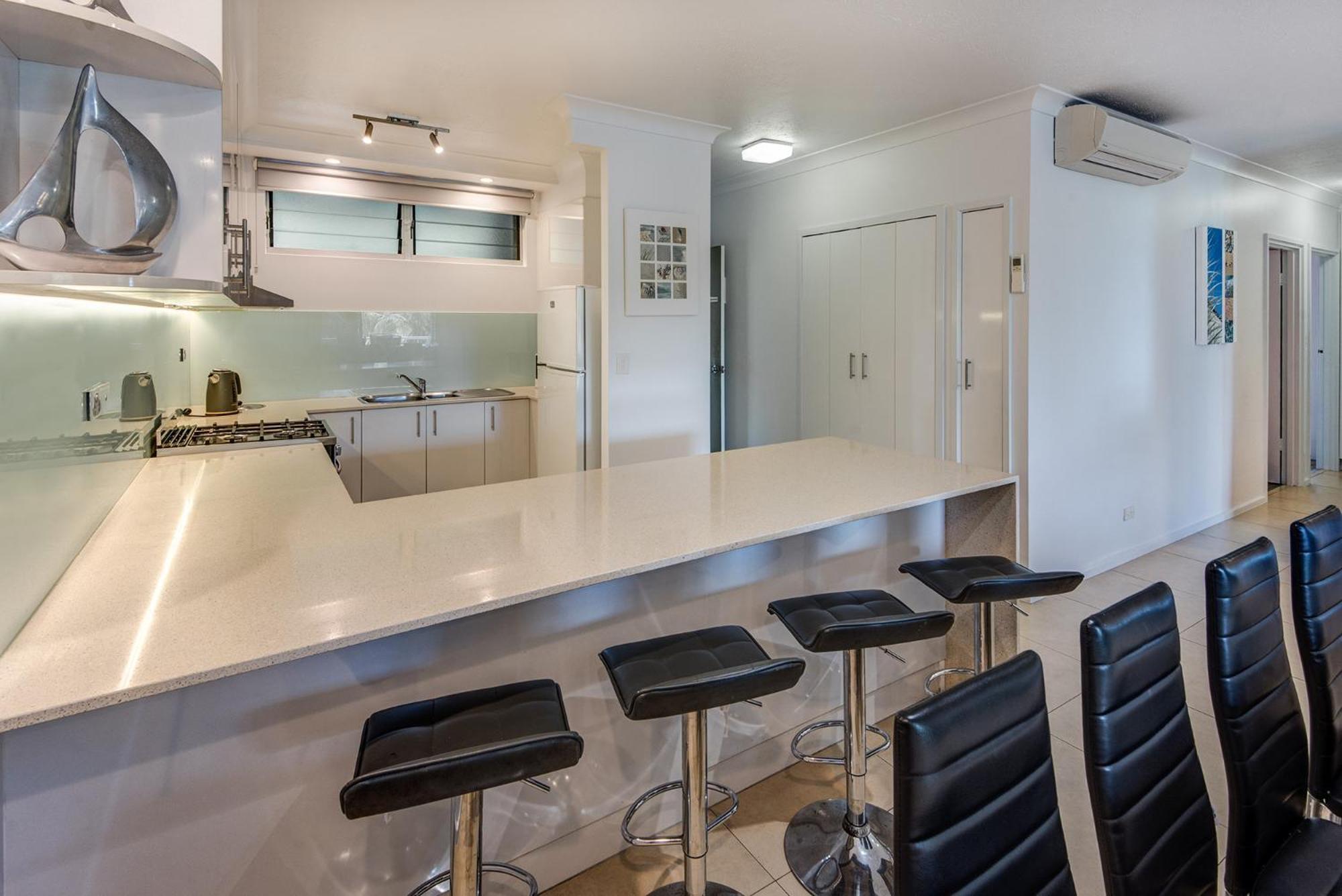 Apartment Poinciana 101 Centrally Located 3 Bedroom, Buggy!!