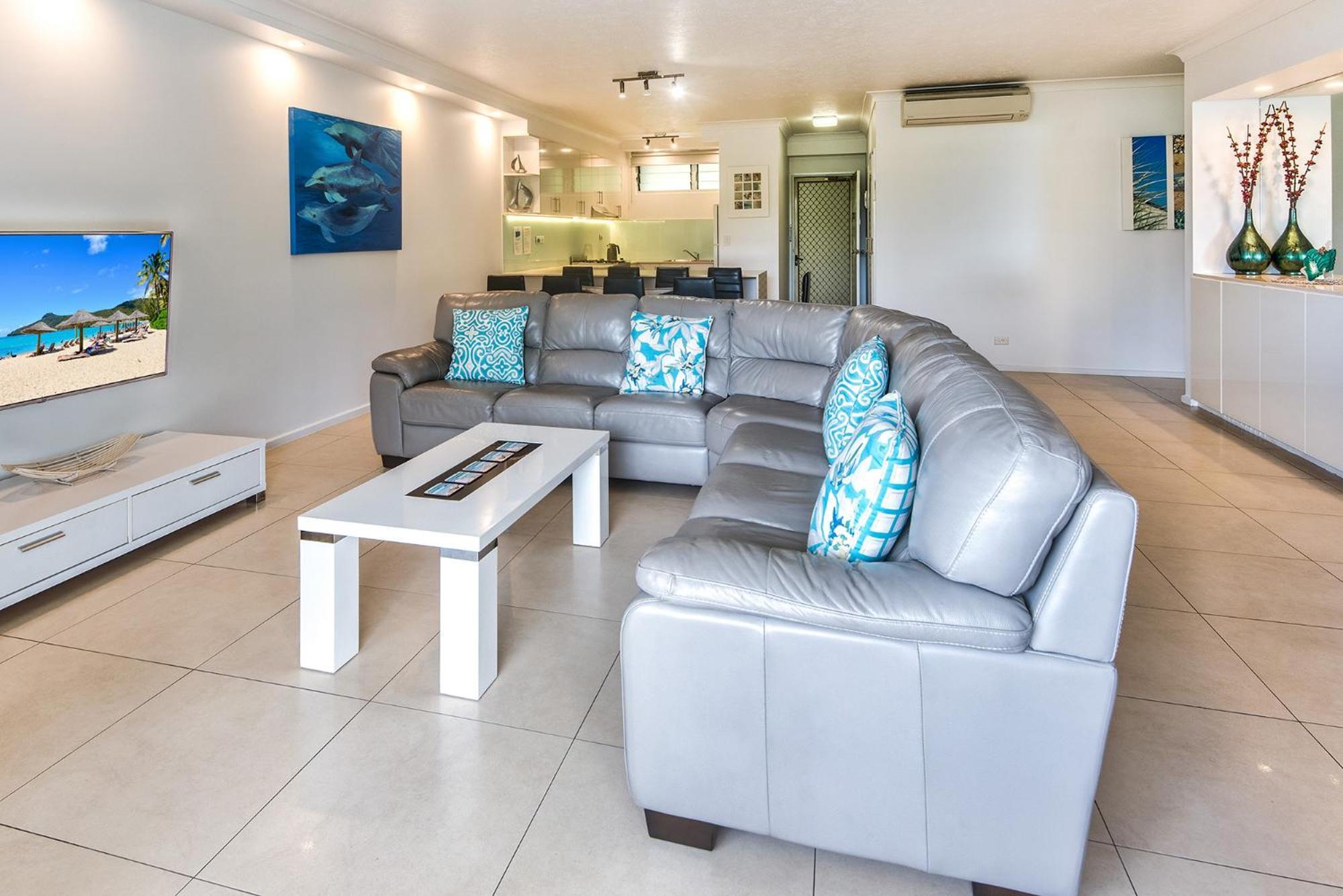 Poinciana 101 Centrally Located 3 Bedroom, Buggy!! Apartment