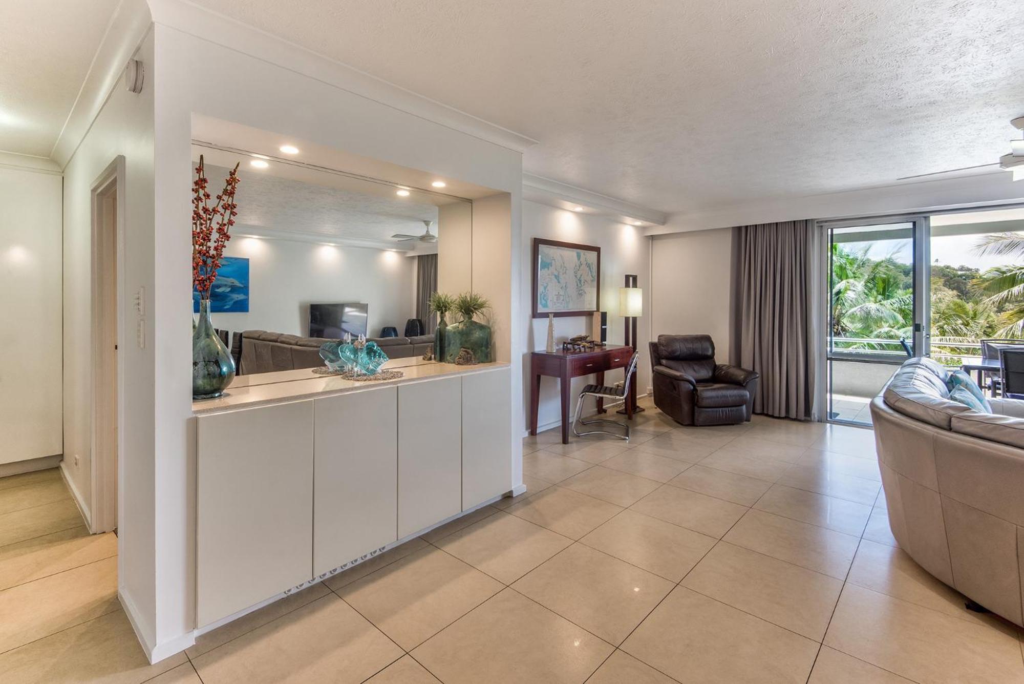 Apartment Poinciana 101 Centrally Located 3 Bedroom, Buggy!!