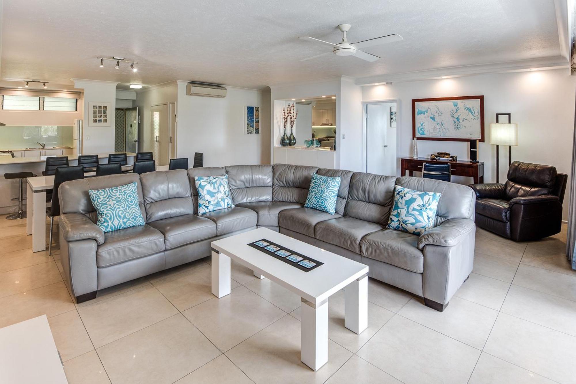 Apartment Poinciana 101 Centrally Located 3 Bedroom, Buggy!! *