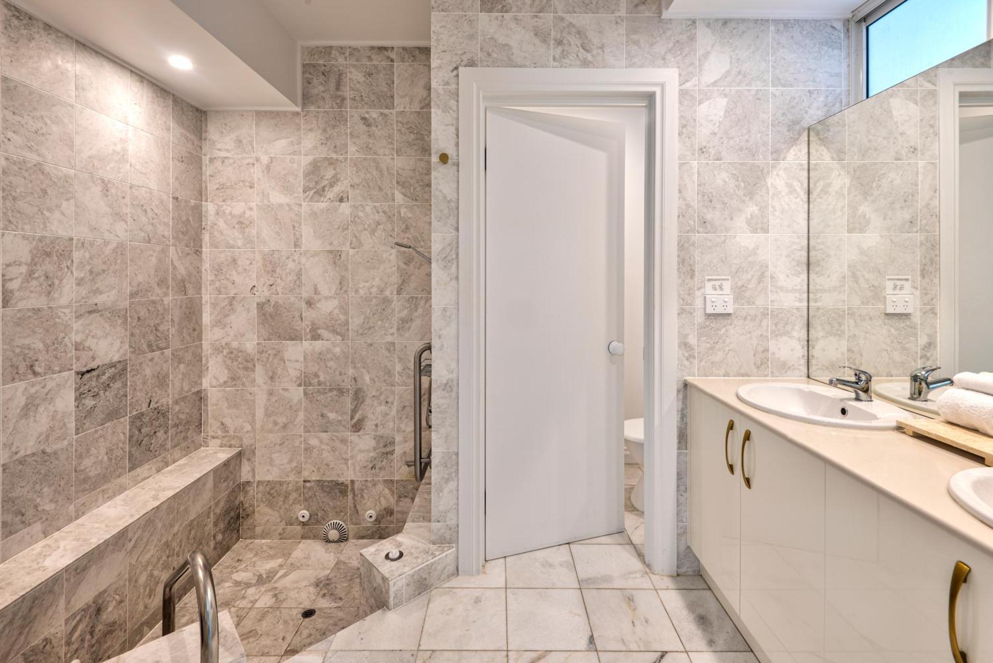 Bella Vista East 4 Oceanview, Golf Buggy, Valet Service & Shared Pool