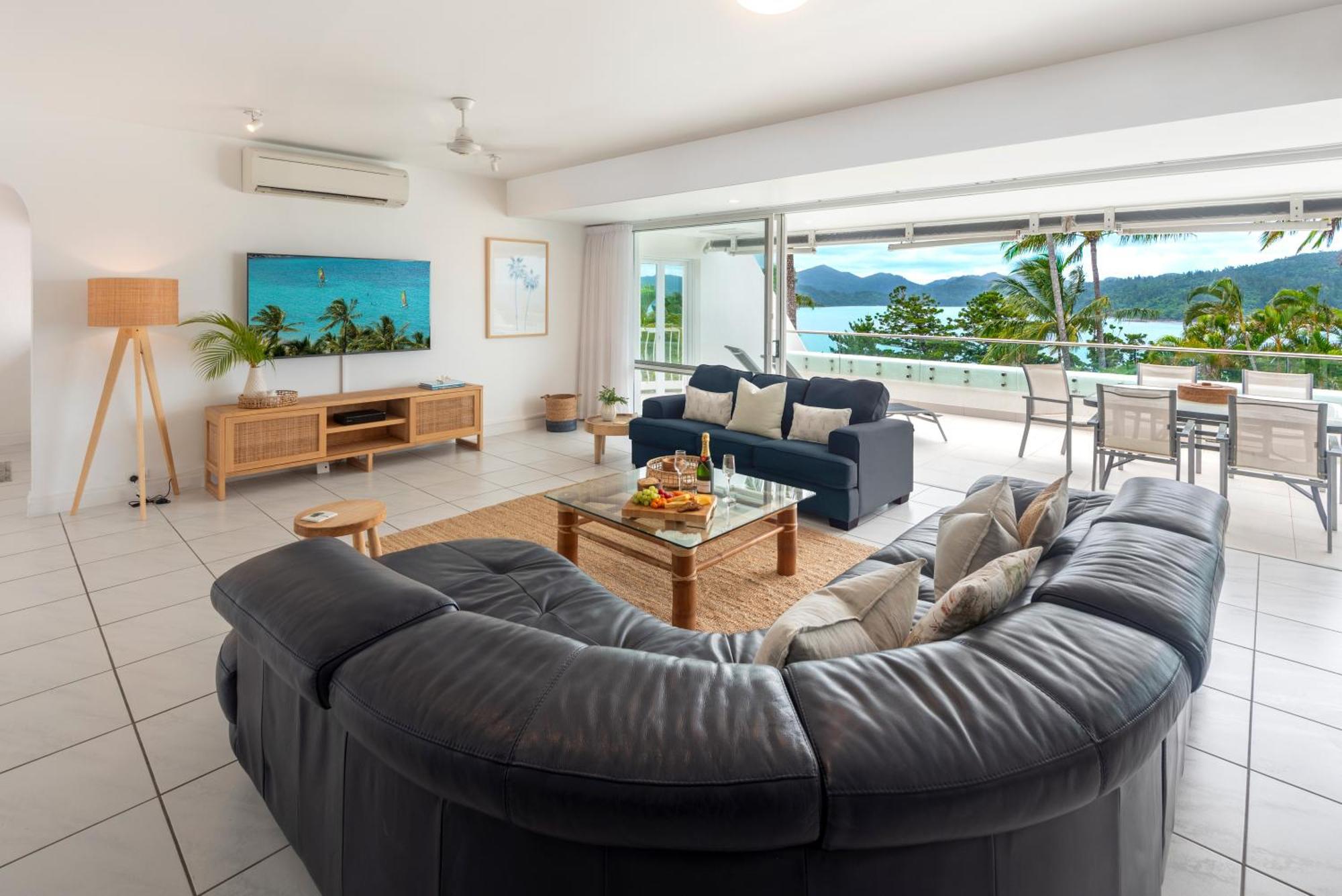 Bella Vista East 4 Oceanview, Golf Buggy, Valet Service & Shared Pool Apartment