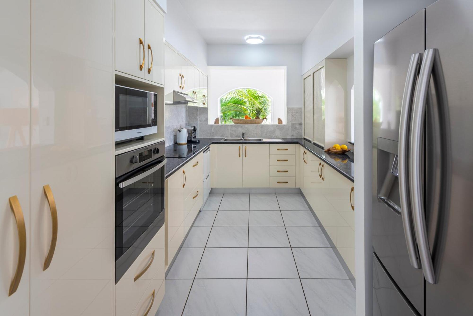 Bella Vista East 4 Oceanview, Golf Buggy, Valet Service & Shared Pool