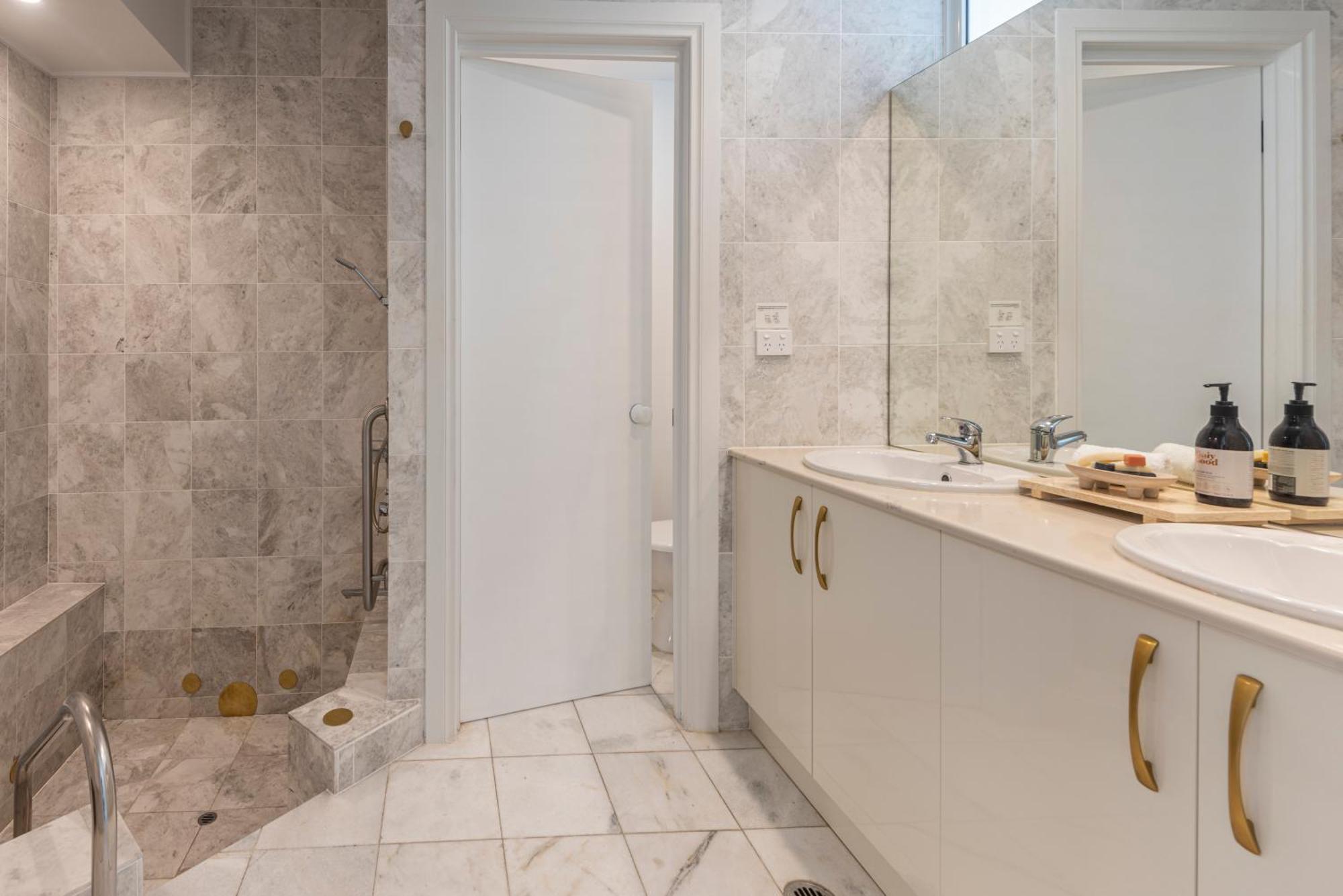 Bella Vista East 4 Oceanview, Golf Buggy, Valet Service & Shared Pool * Hamilton Island