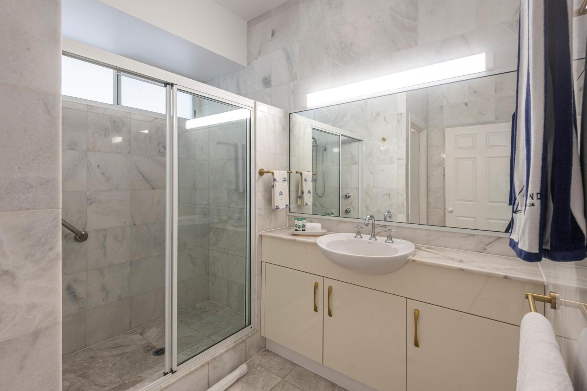 Bella Vista East 4 Oceanview, Golf Buggy, Valet Service & Shared Pool Apartment
