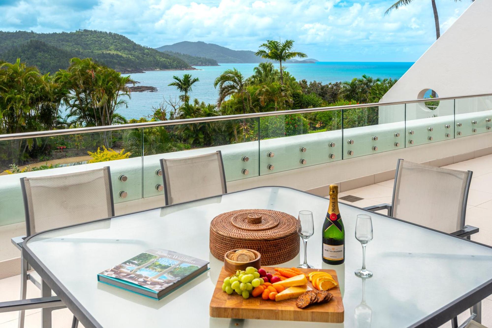 Bella Vista East 4 Oceanview, Golf Buggy, Valet Service & Shared Pool *