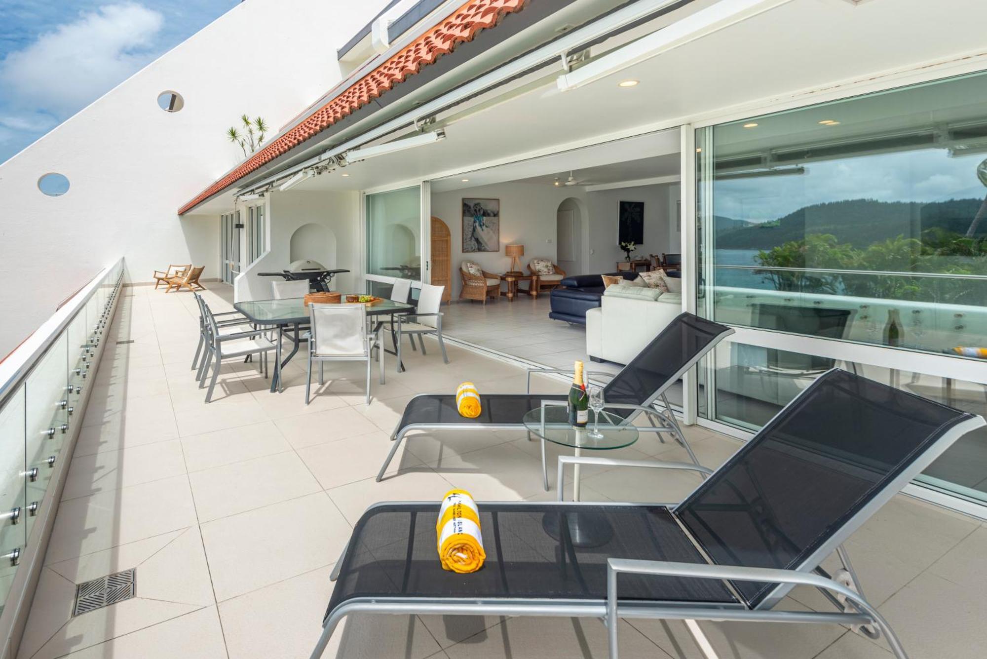 Bella Vista East 4 Oceanview, Golf Buggy, Valet Service & Shared Pool Apartment *