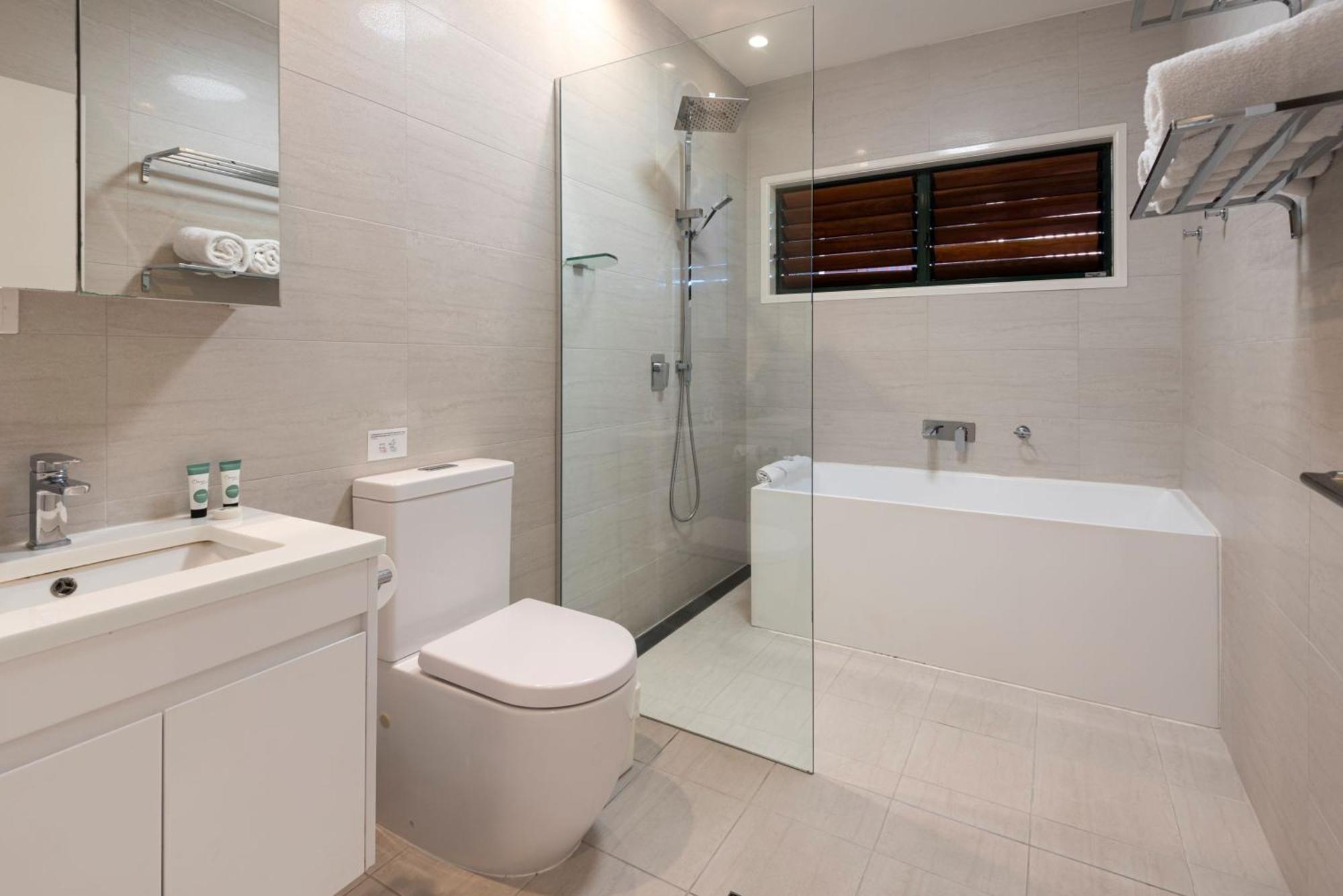 Casuarina 16 - 3 Bedroom House With 180 Degree Ocean Views, Buggy & Valet Service