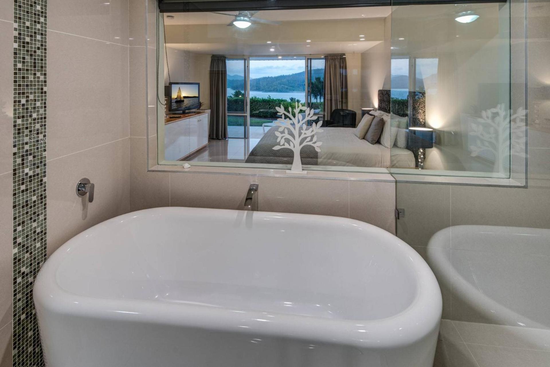 Bella Vista East 3 Luxury Ocean Views Large Flat Grassed Area And Buggy Hamilton Island