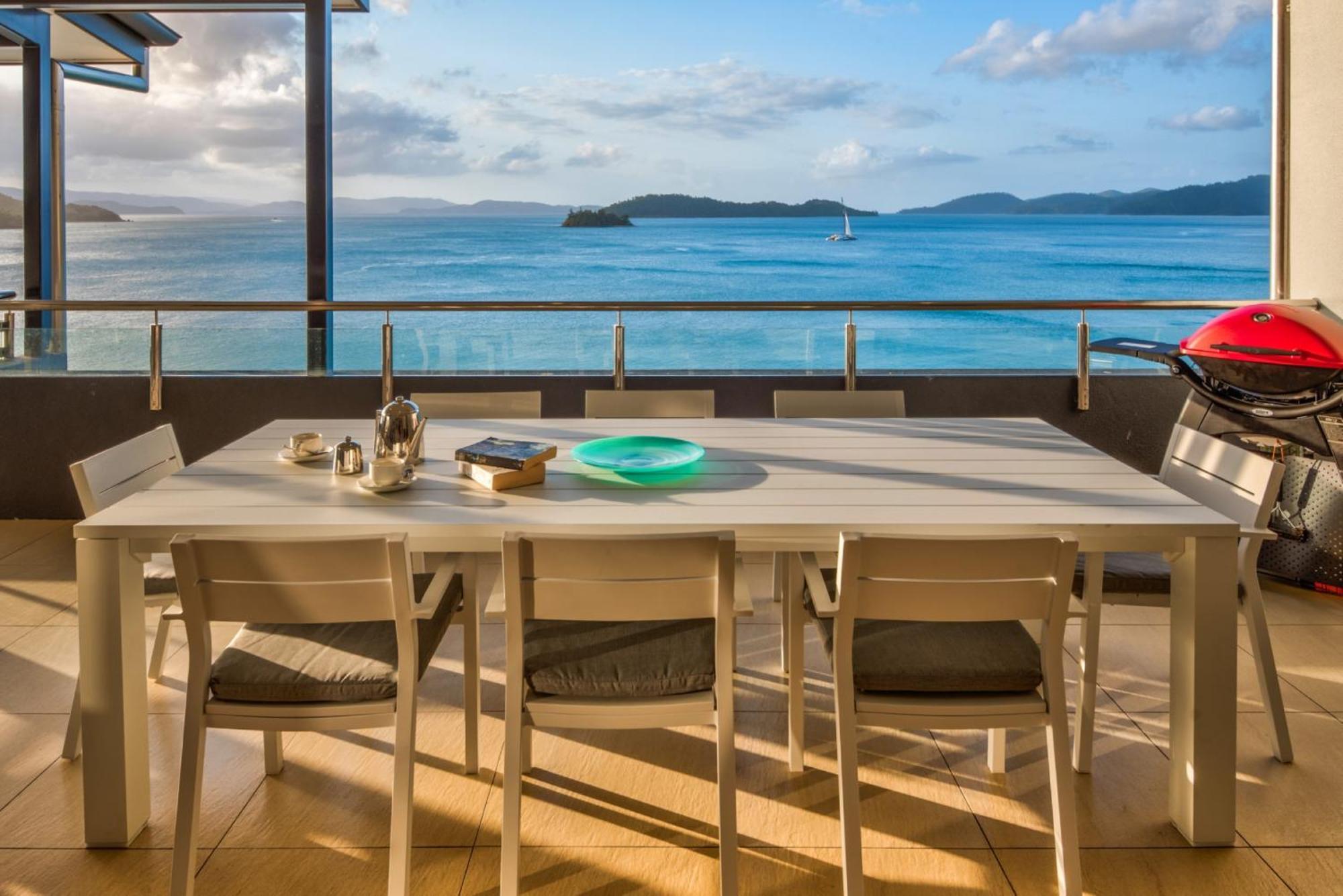 16 The Edge - Waterfront, Golf Buggy And Sea Views *