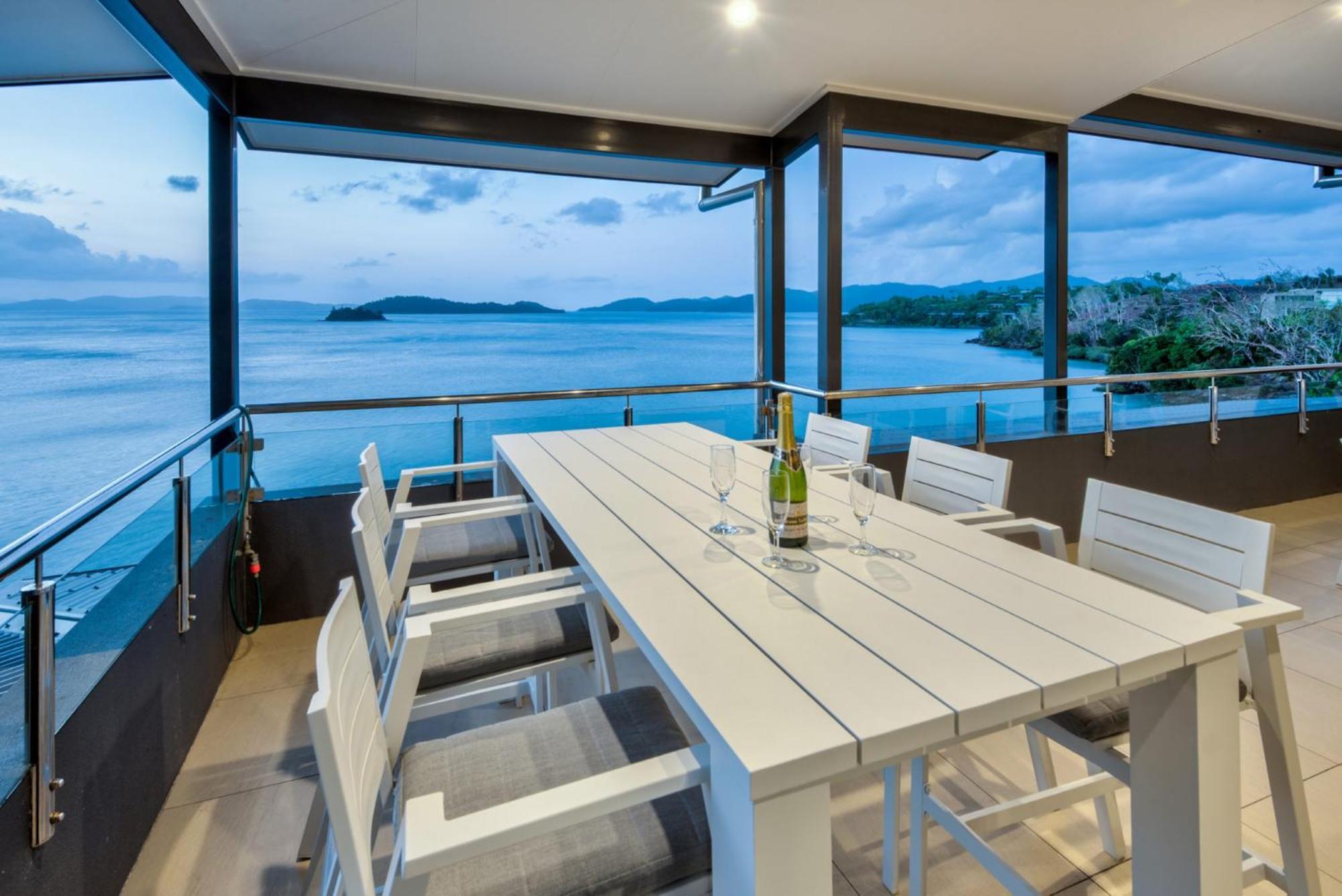 16 The Edge - Waterfront, Golf Buggy And Sea Views
