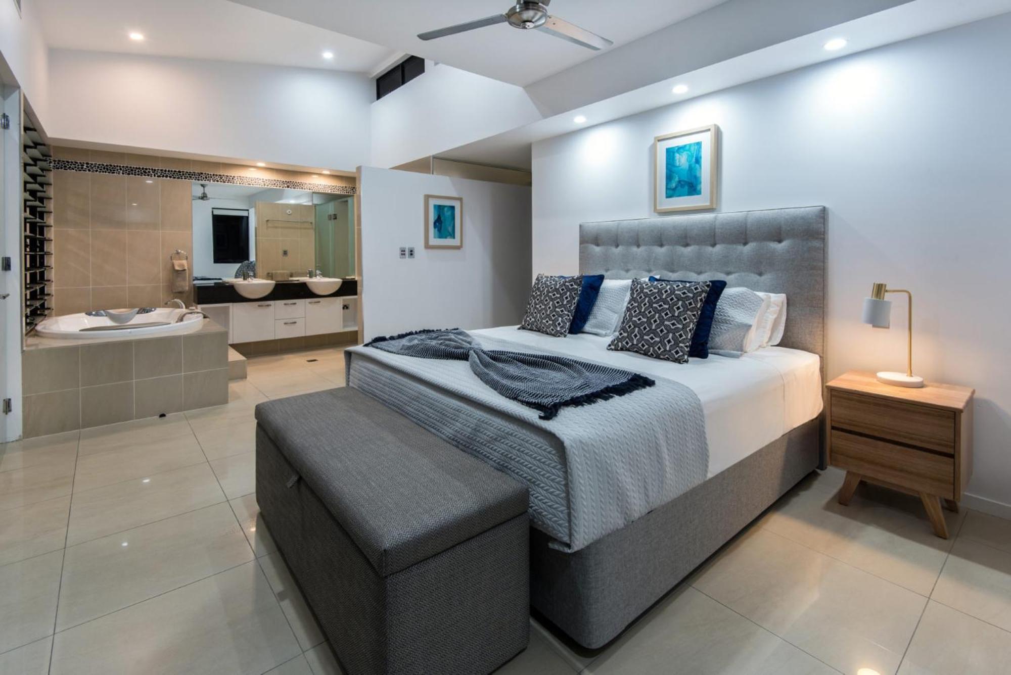 16 The Edge - Waterfront, Golf Buggy And Sea Views Villa