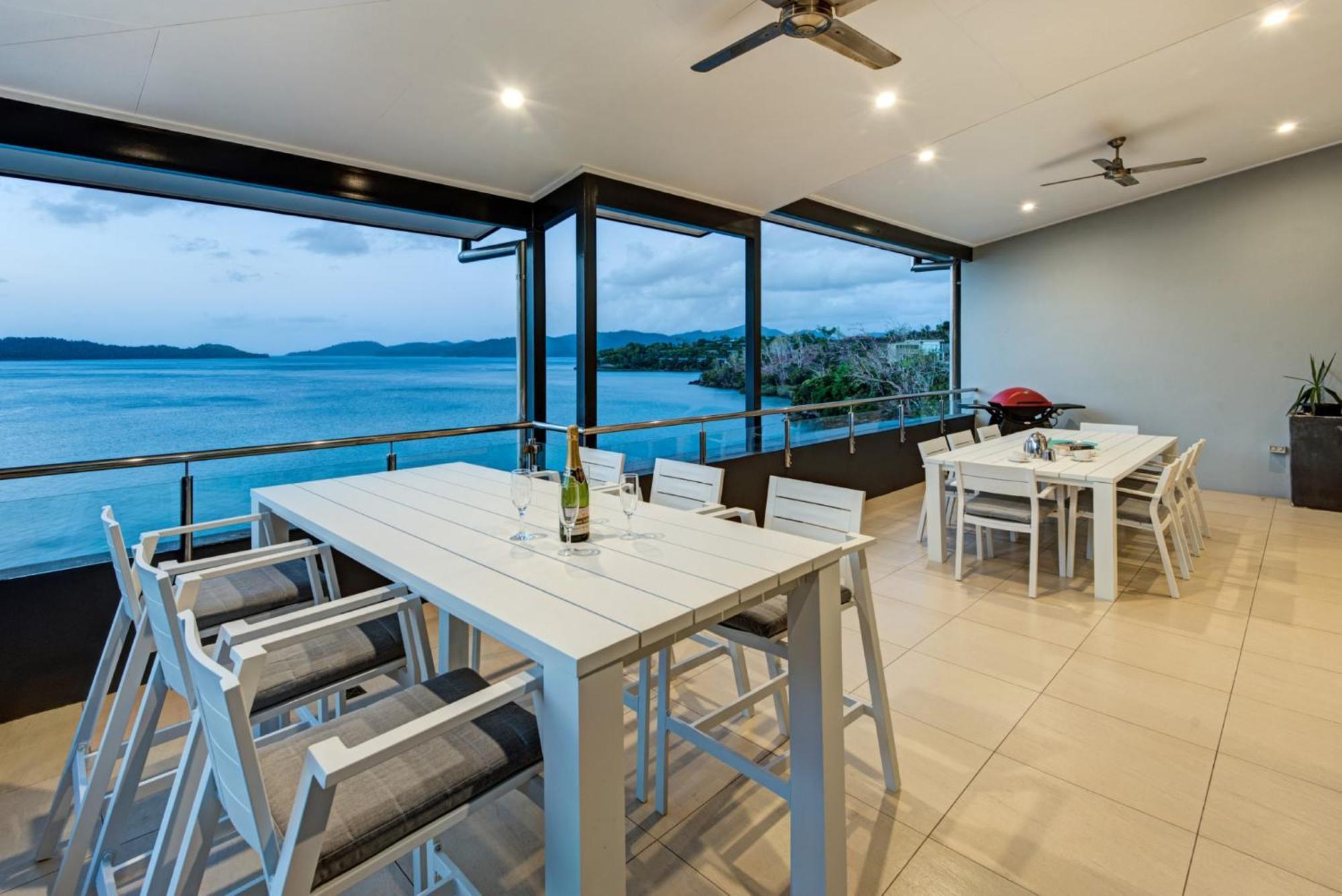 16 The Edge - Waterfront, Golf Buggy And Sea Views *