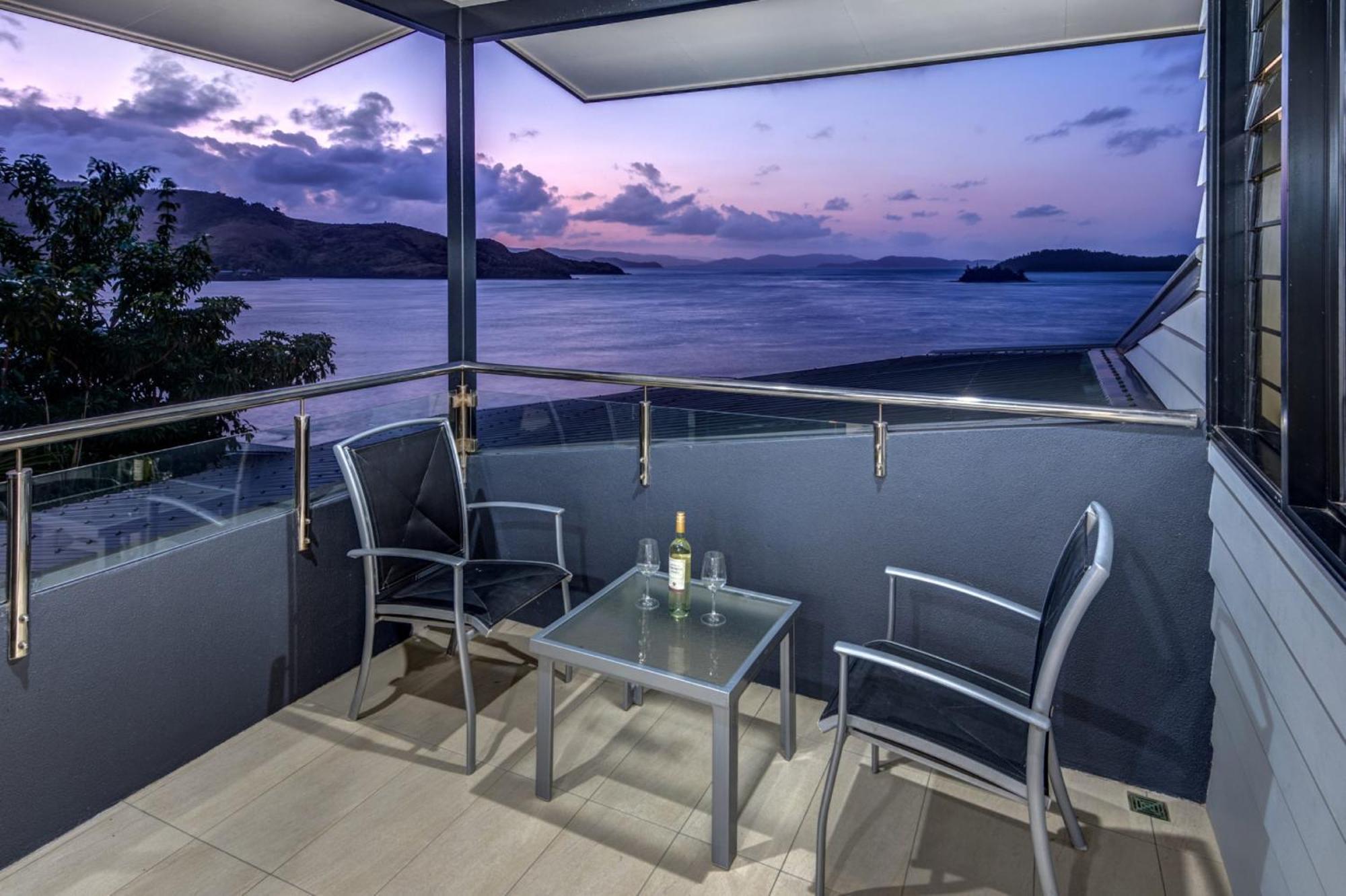 16 The Edge - Waterfront, Golf Buggy And Sea Views