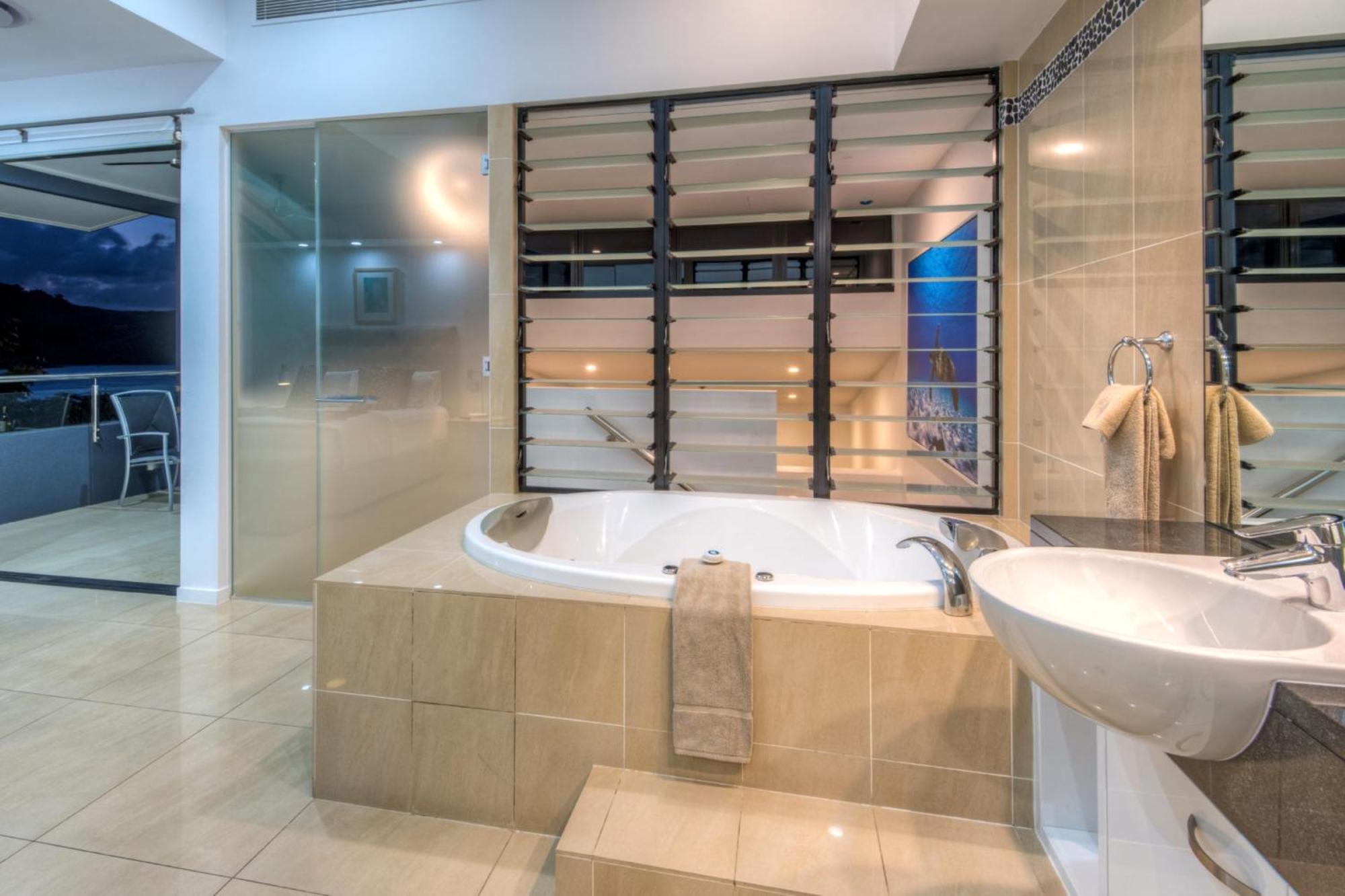 16 The Edge - Waterfront, Golf Buggy And Sea Views Villa *