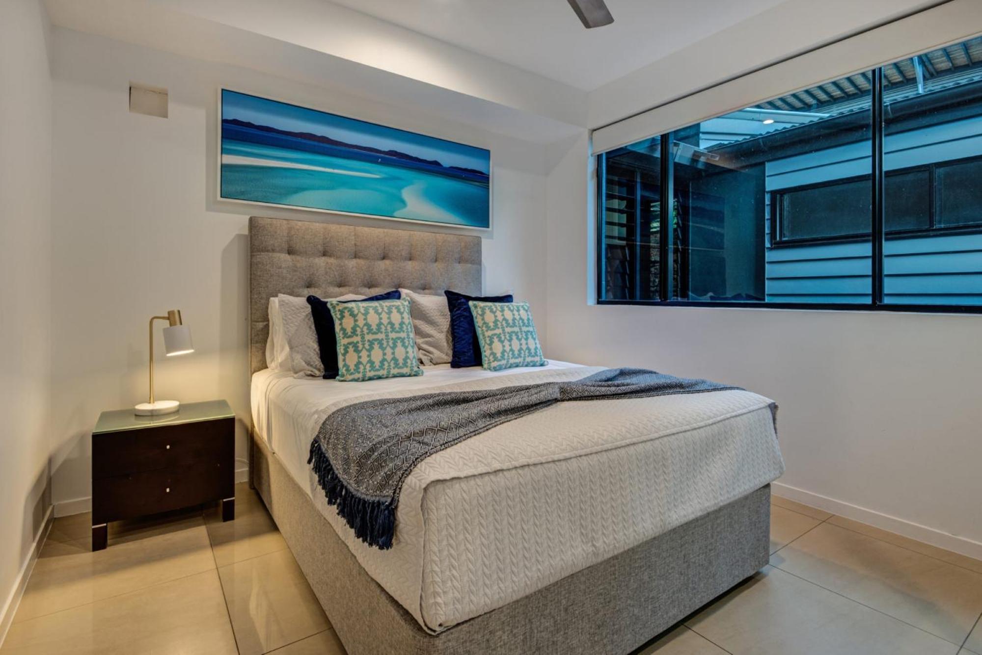 16 The Edge - Waterfront, Golf Buggy And Sea Views *