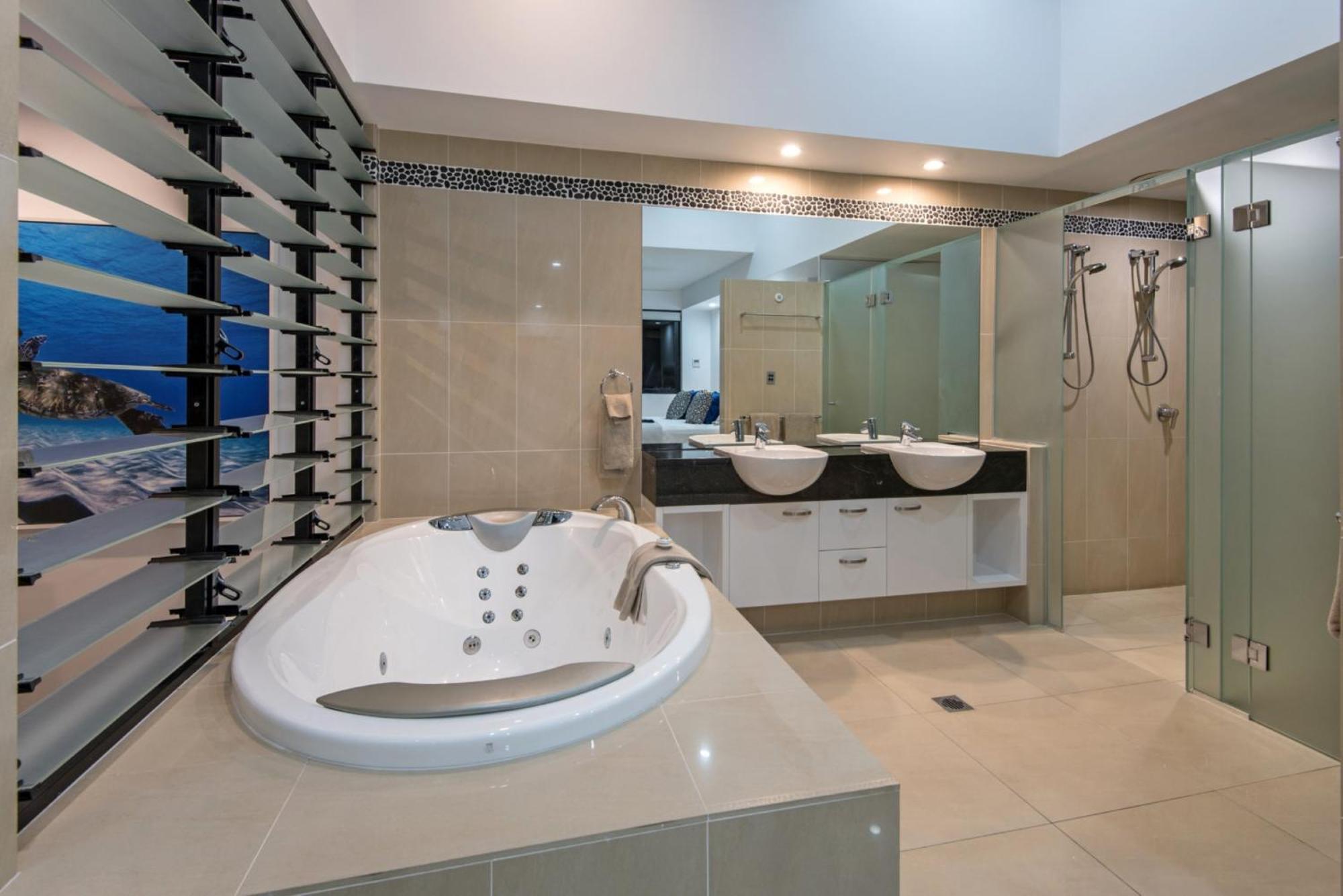 Villa 16 The Edge - Waterfront, Golf Buggy And Sea Views Hamilton Island
