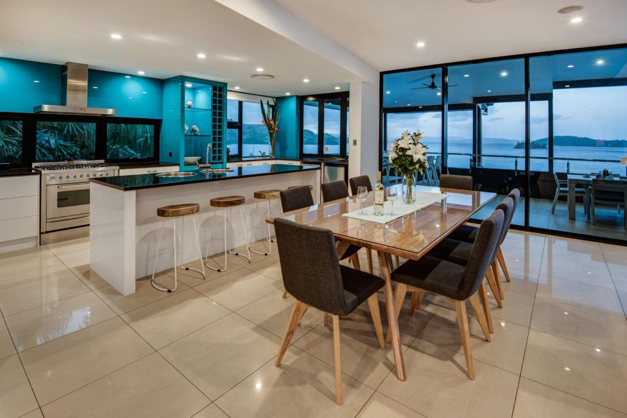 16 The Edge - Waterfront, Golf Buggy And Sea Views Villa