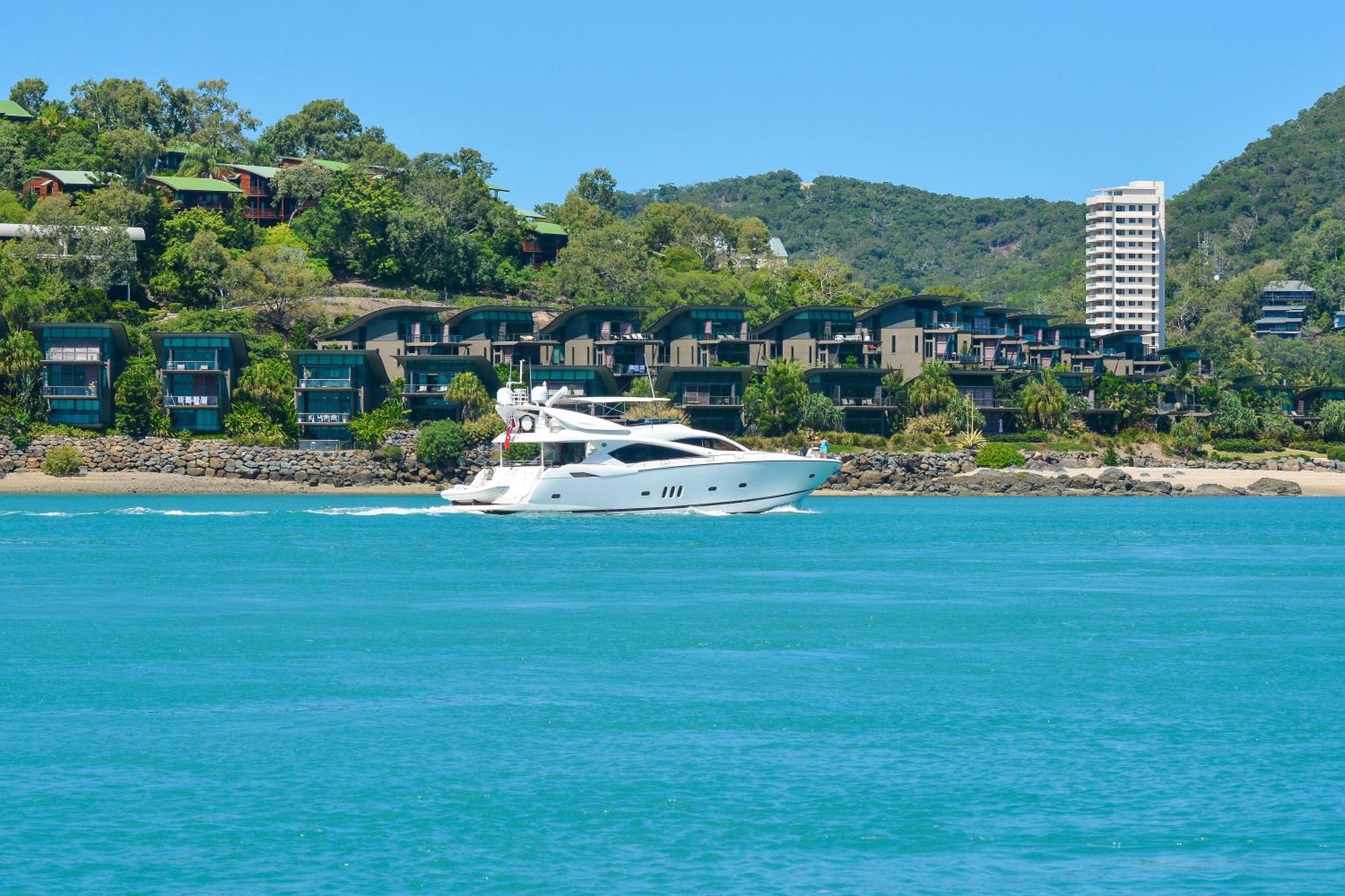Yacht Club 19 - Ocean Front, Pool And 2 Buggies *
