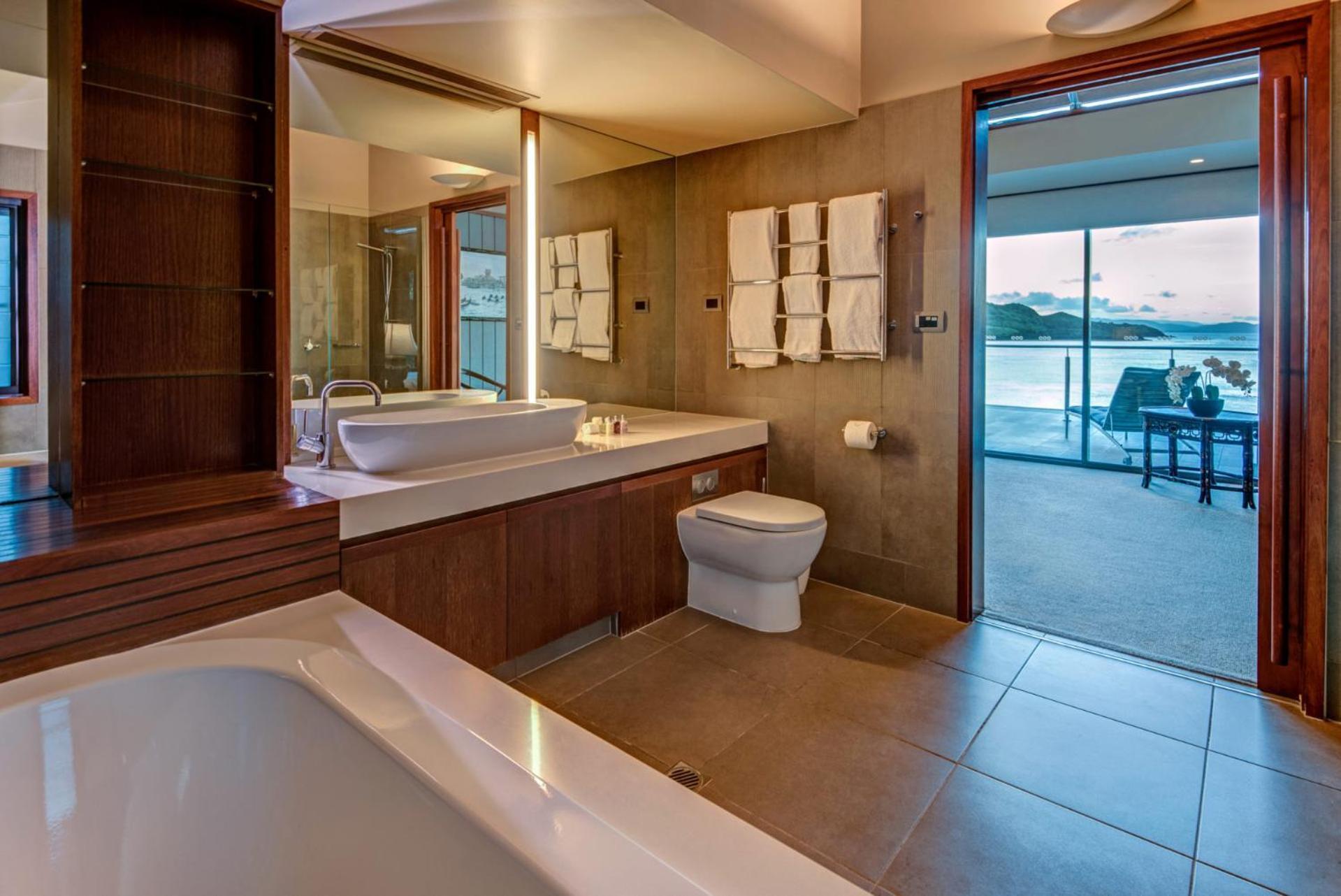 Yacht Club 19 - Ocean Front, Pool And 2 Buggies *