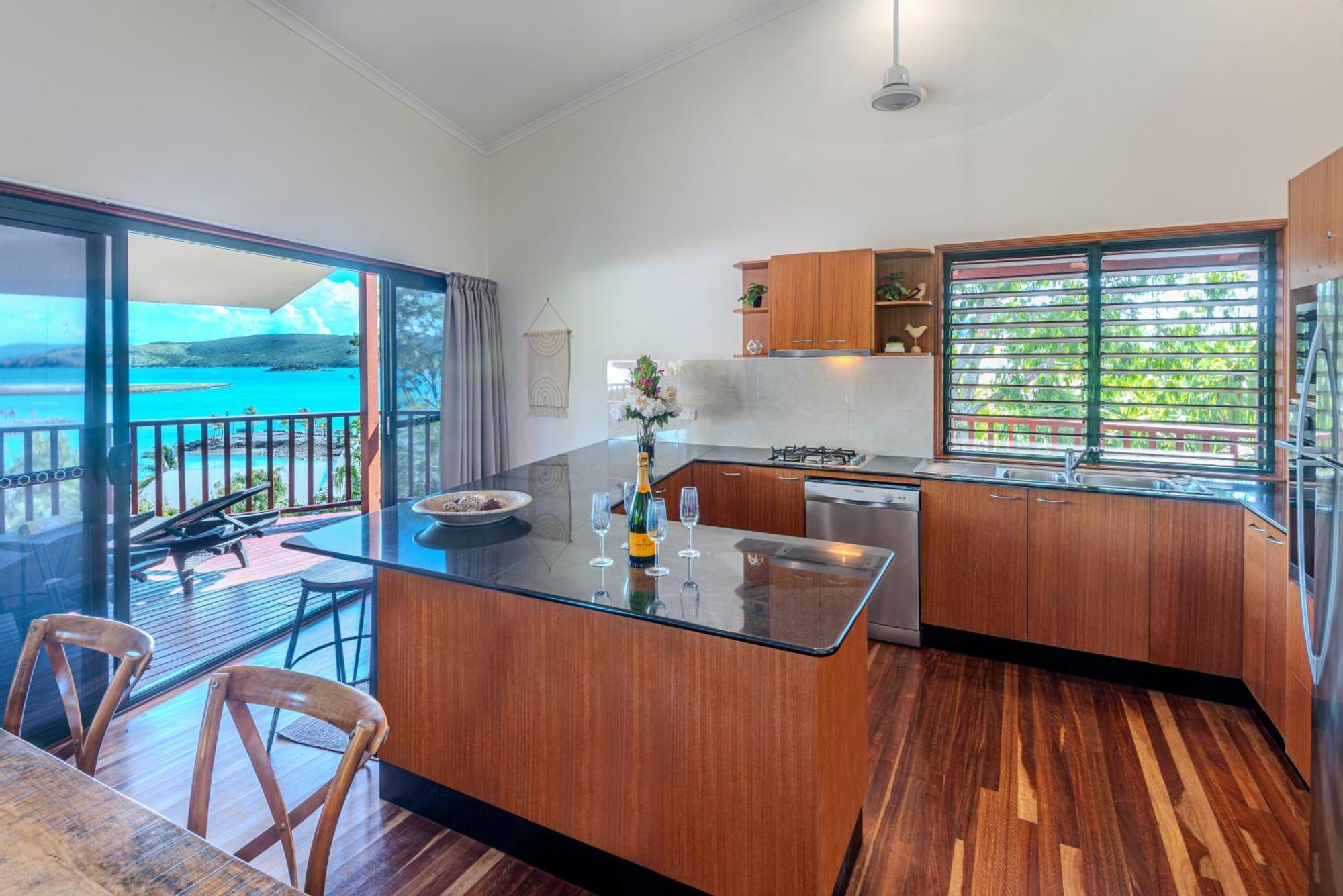 Apartment Casuarina Cove 1 On By Hamorent Hamilton Island