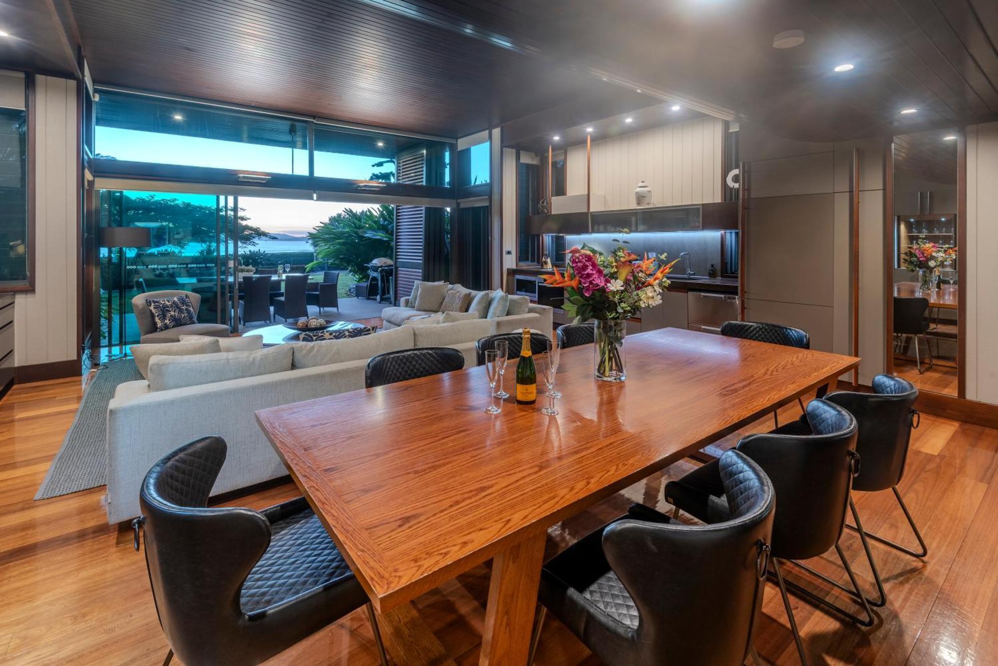 Yacht Club Apartment