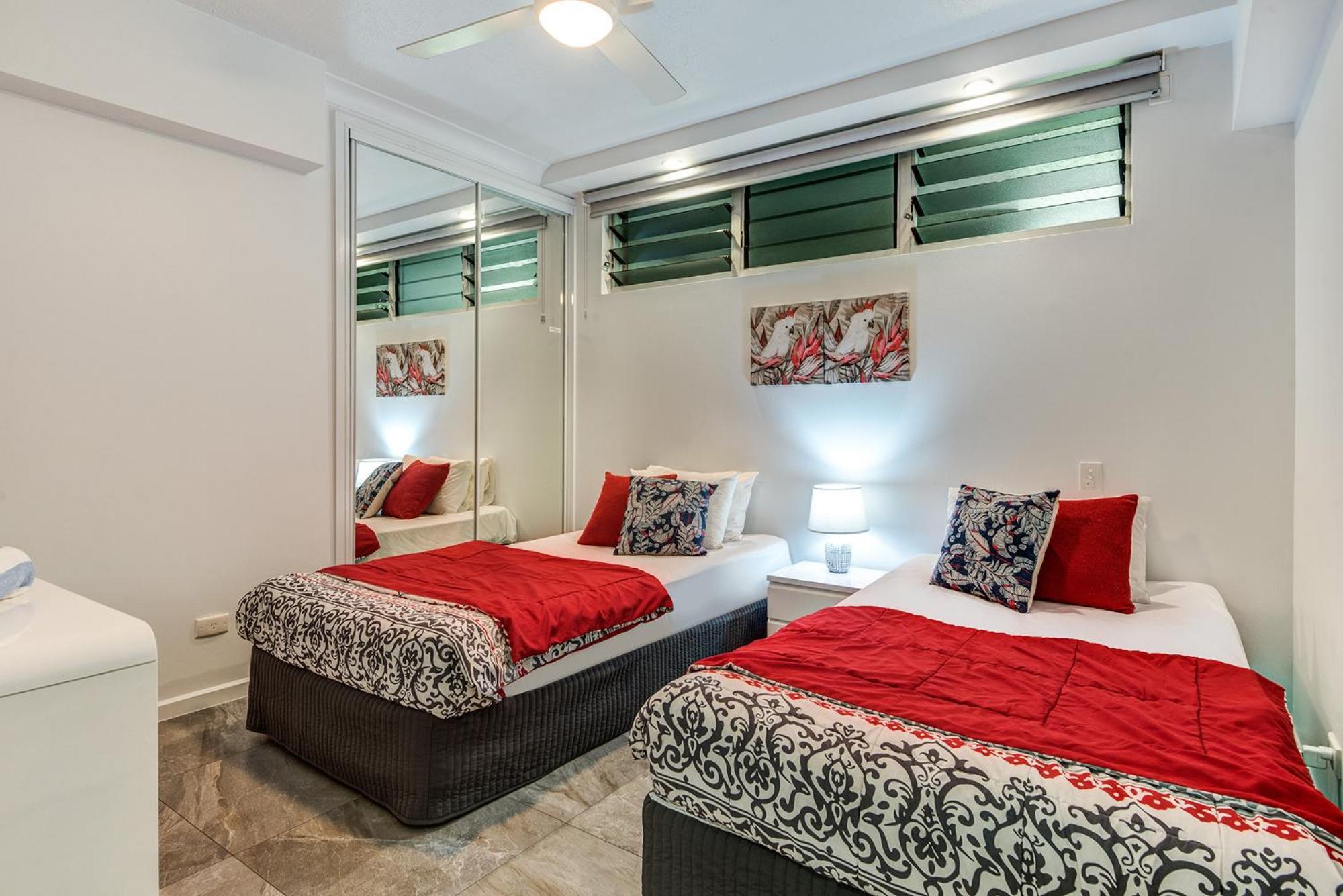 Poinciana 101 Centrally Located 3 Bedroom, Buggy!! Apartment