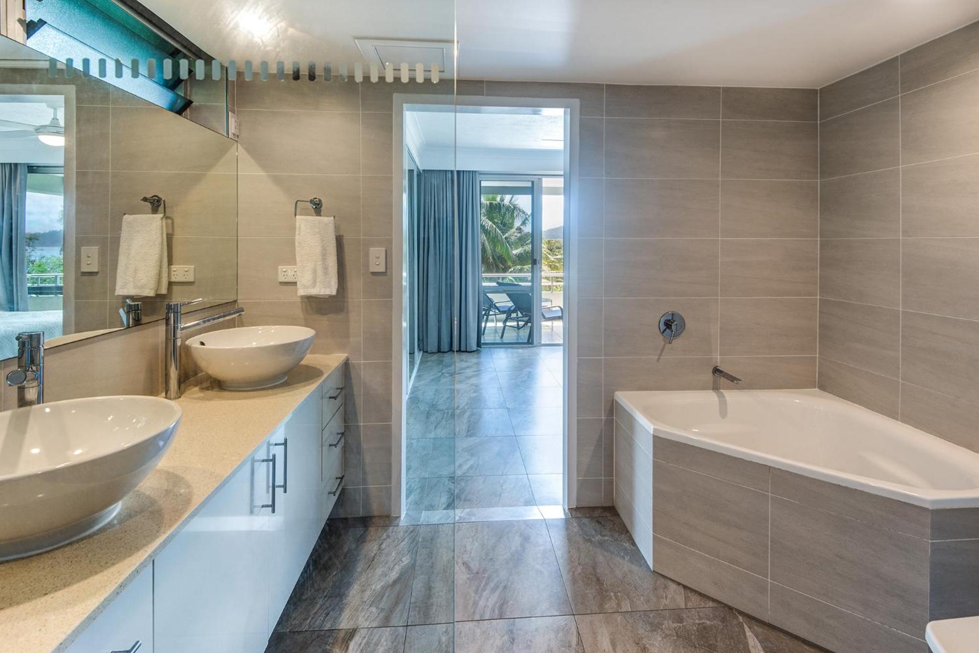 Apartment Poinciana 101 Centrally Located 3 Bedroom, Buggy!! Hamilton Island
