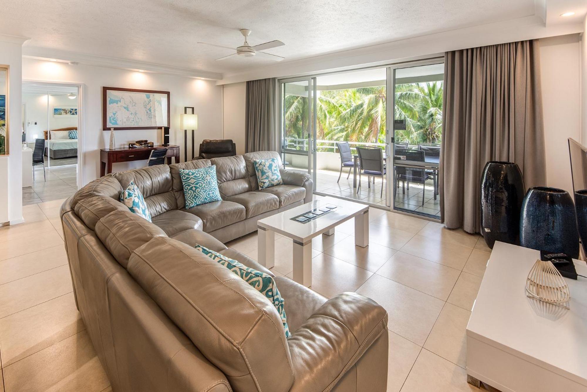 Apartment Poinciana 101 Centrally Located 3 Bedroom, Buggy!!