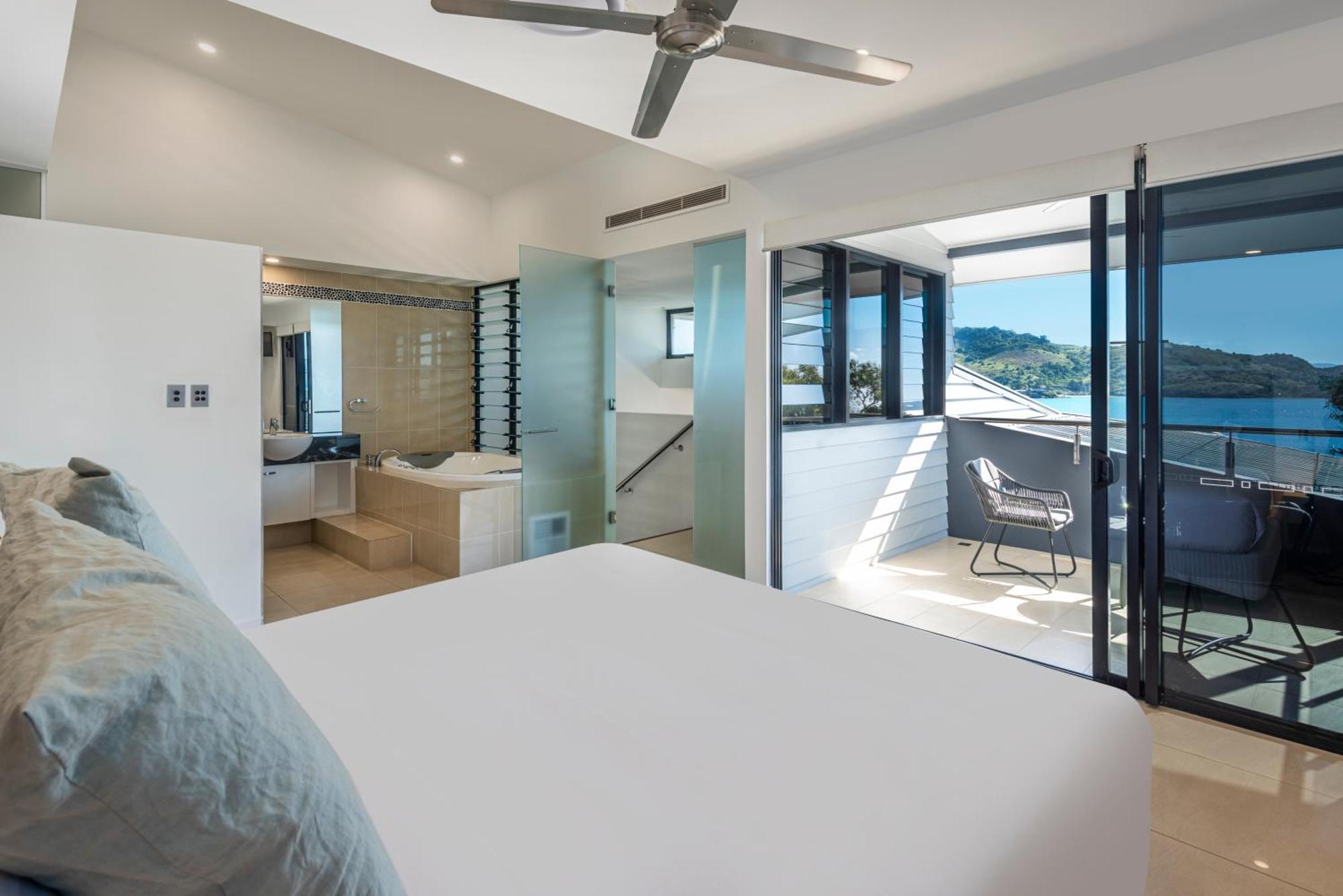 Edge On By Hiha * Hamilton Island